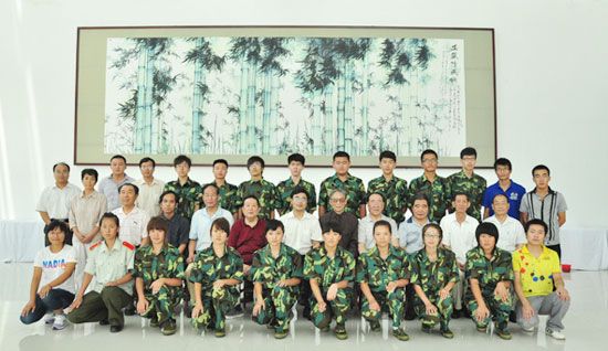 省老领导与学院领导和同学合影留念