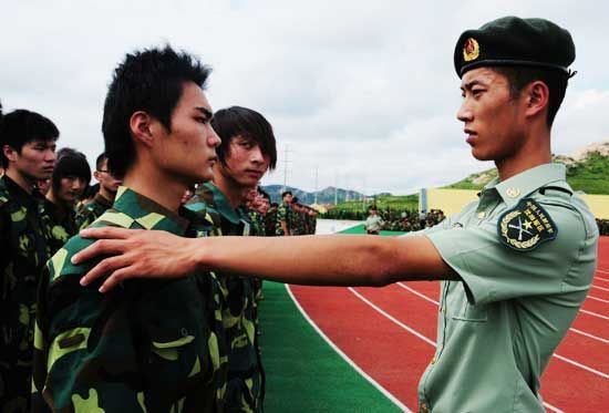 沈阳军区雷锋班副班长徐铭晨在给山东雷竞技的赛事积分大一新生进行军训