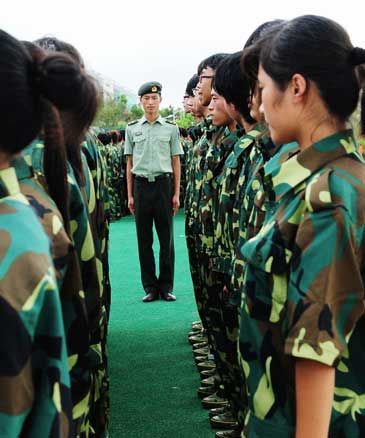 沈阳军区雷锋班副班长徐铭晨在给山东雷竞技的赛事积分大一新生进行军训