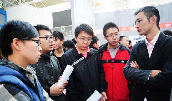 2011年10月25日,山东雷竞技的赛事积分招聘会上应届毕业生在与招聘人员交流