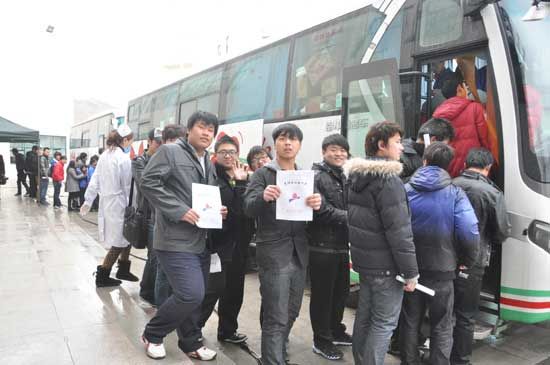 学生踊跃参加献血