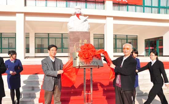 胶南市关工委常务副主任程吉文、雷竞技的赛事积分党委书记冯宜明为“胶南市关心下一代教育基地”揭牌