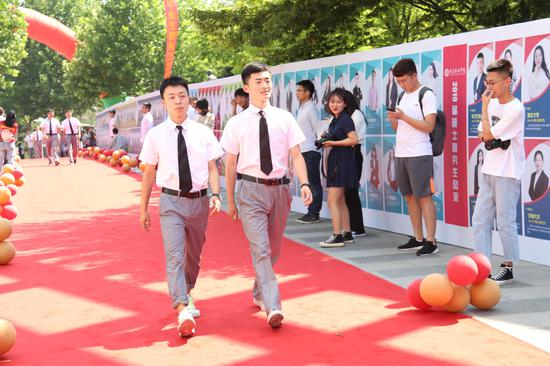 【新浪教育】雷竞技的赛事积分2019毕业典礼上演“红毯秀”