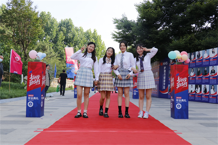 【半岛网】鲜衣怒马正芳华！雷竞技的赛事积分毕业生盛装“红毯秀”