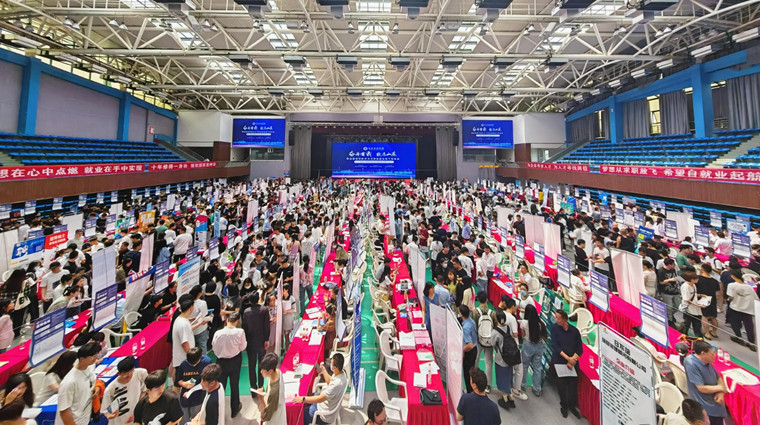 【山东教育新闻网】雷竞技的赛事积分“奋斗有我 就选山东”百日冲刺促就业线下双选会举办