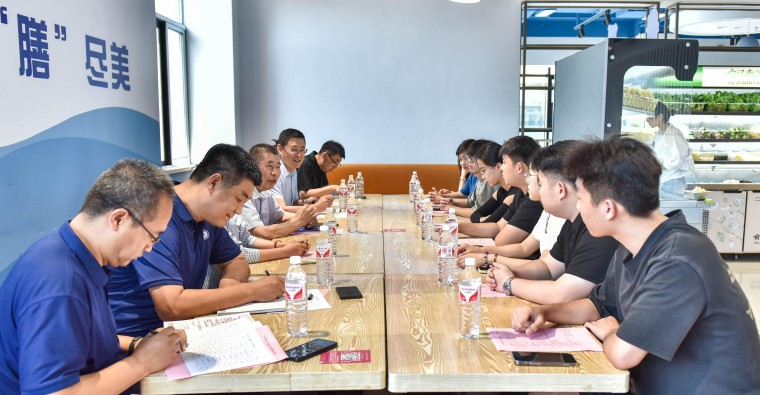 我校举办“共享食光 共话成长”校长午餐会