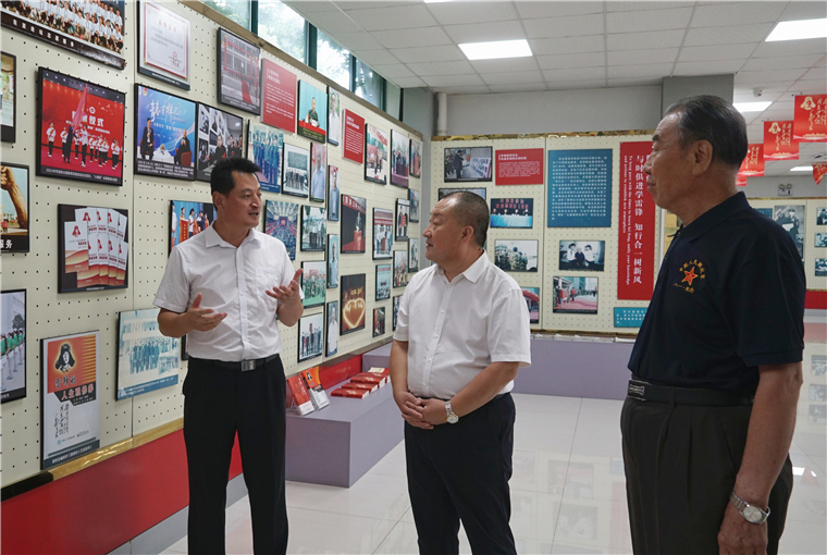 “雷锋班”原副班长来校参观交流学雷锋活动