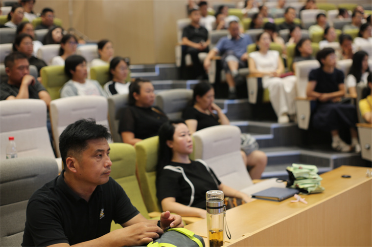 教育学院顺利举行新生家长见面会