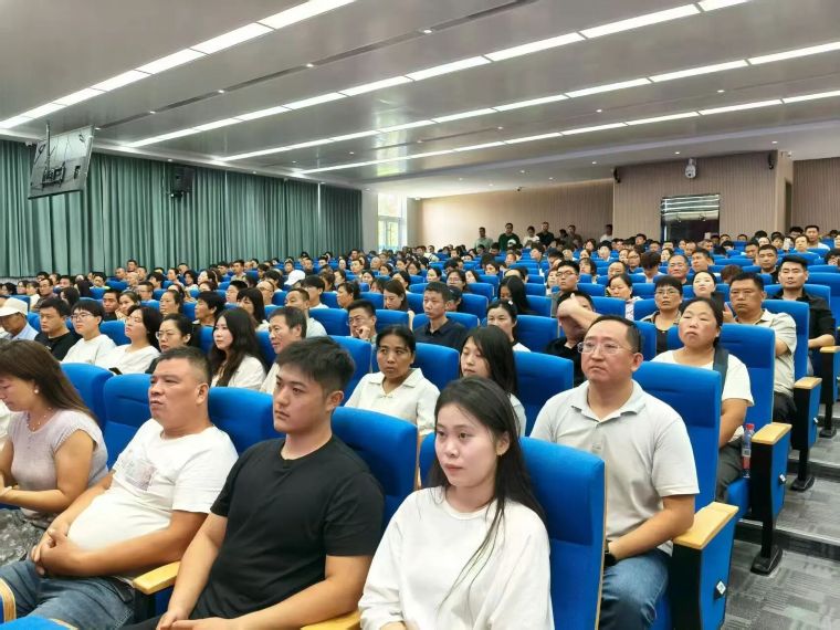 国际商学院2025级新生家长会圆满落幕