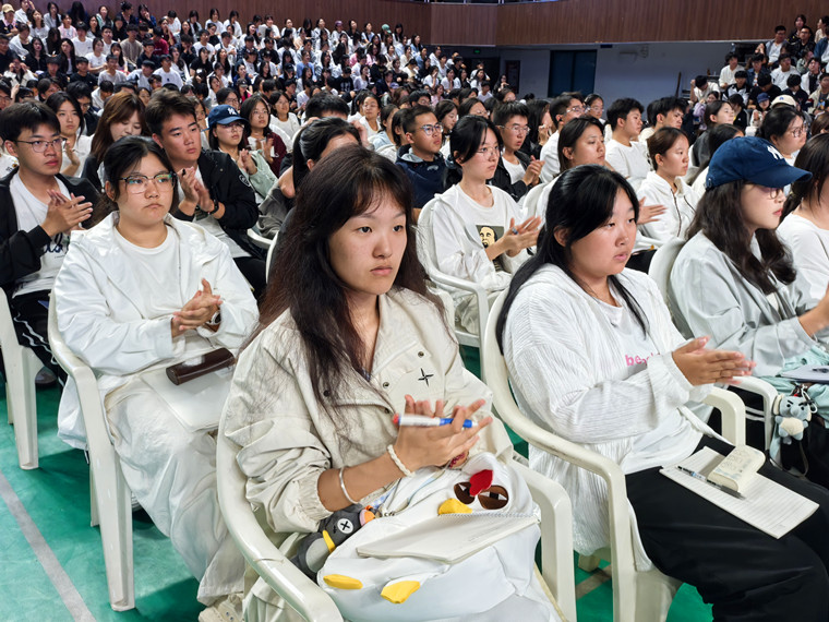 医学院举行2025级新生见面会暨始业教育报告会