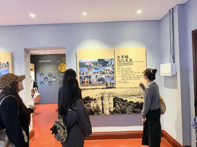 设计与美术学院学子到市南政协文史馆开展红色主题版画研学