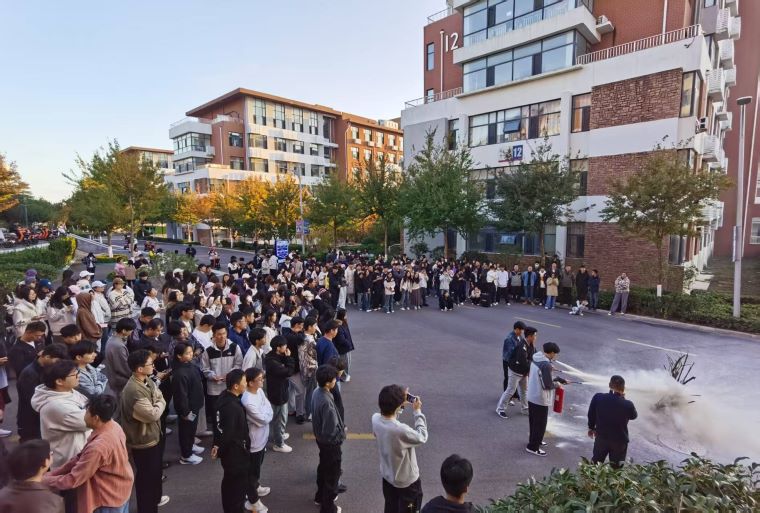 以练筑安 护航社区安全——我校圆满完成宿舍楼昼夜消防应急疏散逃生及灭火演练