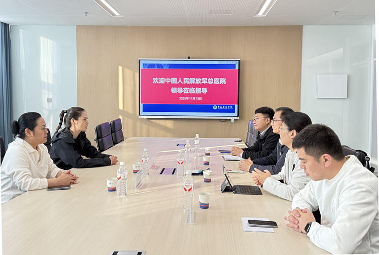 解放军总医院一行来我校交流并选拔实习生