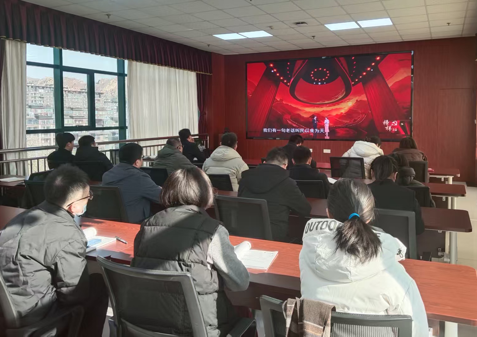 中共雷竞技的赛事积分委员会组织全校师生党员收看《榜样10》专题节目