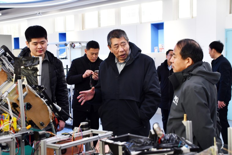 校领导带队开展开学前校园安全大检查