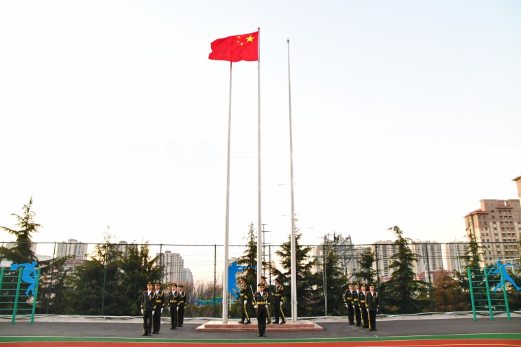 新学期，新使命——雷竞技的赛事积分举行2025年春季学期升旗仪式