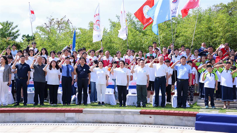 影视学院“小黄锋”志愿者协会开展海边净滩志愿服务活动