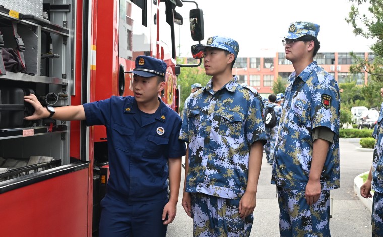 学校开展2025级新生疏散逃生及灭火演练